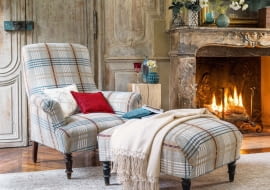 W blasku ognia. Nie ma to jak otulić się ciepłym pledem i z kubkiem kawy oddać się lekturze w wygodnym fotelu. Przerzucony przez poręcz lub podnóżek koc będzie zawsze pod ręką, gdy zrobi się chłodno.