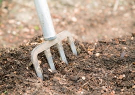 Krok po kroku: przygotowanie gleby pod warzywa. Krok 2. Poprawa struktury. Gdy gleba jest zbyt ciężka, rozluźniamy ją, mieszając z piaskiem, odkwaszonym torfem lub kompostem. Piaszczysta wymaga dodatku kompostu. Przekopujemy wysiane wcześniej (np. w sierpniu) rośliny na nawóz zielony. To sprawi, że gleba będzie bogatsza w próchnicę i przepuszczalna.