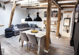 Widok z przedpokoju na część dzienną mieszkania