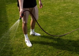 Kosiarka traktorek, aerator do trawy i tanie obrzeże ogrodowe: kompleksowy przewodnik po wiosennej regeneracji ogrodu