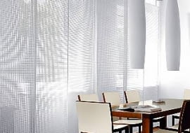 Żegnajcie tradycyjne koronkowe firanki! Oto zasłony ery hi-tech: perforowana blacha swobodnie przesuwająca się na stalowych szynach