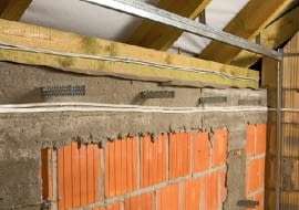 Dolny profil UD przykręca się do podłogi, boczne do murowanych ścian szczytowych lub działowych, a górny - do krokwi.