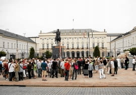 04.08.2010 WARSZAWA , KRAKOWSKIE PRZEDMIESCIE , LUDZIE ZGROMADZENI PRZED KRZYZEM POD PALACEM PREZYDENCKIM . KRZYZ POSTAWIONY PO TRAGEDII SMOLENSKIEJ , MIAL BYC PRZENIESIONY W DO KOSCIOLA SW. ANNY LECZ W WYNIKU PRZEPYCHANEK Z OBRONCAMI KRZYZA POZOSTAL NA OBECNYM MIEJSCU . FOT. FRANCISZEK MAZUR / AGENCJA GAZETA SLOWA KLUCZOWE: KRZYZ KATASTROFA SMOLENSKA PALAC PREZYDENCKI OBRONCY KRZYZA ZALOBA ZDJĘCIE DO WKŁADKI: DGWRP Gazeta WyborczaKraj