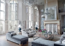 Na pierwszym planie: robione na zamówienie szezlongi. Piękne i praktyczne, bo obite welurem, na którym nie widać zagnieceń.