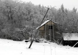 11.01.2009 HUTA NOWA . ENERGETYCY NAPRAWIAJA USZKODZANA NA SKUTEK OBLODZENIA SIEC ENERGETYCZNA .