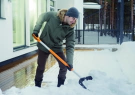 Śnieg najlepiej usuwać, gdy jest świeży i lekki
