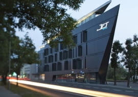 Poznań wzbogacił się o nowoczesny obiekt biurowy, który swoim kształtem przypomina pędzący okręt. Zobacz budynek z pracowni Insomia Szymona Januszewskiego, uchwycony obiektywem Anny Gregorczyk, poznańskiej fotografki architektury.
