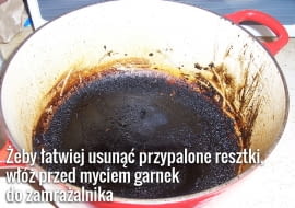 Przypalony garnek przed szorowaniem trzeba namoczyć albo włożyć do zamrażarki. Do wody do namaczania można dodać np. sodę oczyszczoną