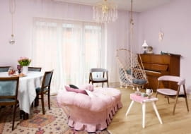 DOM. tak nazywany jest ten dom, którego historia zaczęła się od... pożaru. Nowy, niczym mitologiczy feniks, powstał niemalże z popiołów. odrodził się naprawdę w pięknej postaci. <BR > W nowym domu jest wiele przedmiotów, które również otrzymały nowe życie. Krzesła zostały odziedziczone po babci gospodyni i ciekawie odnowione; przedwojenne pianino to prezent (również od babci), a szezlong został wypatrzony w sklepie z antykami. Ten piękny mebel tak długo nie mógł znaleźć nowego domu, że zniecierpliwiony właściciel sprzedał go w końcu za jedyne 300 zł.