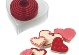 Ma być różowo i czerwono. Romantycznie i słodko. Im słodziej - tym lepiej. Ideałem jest zestaw do czekoladowego fondue w serduszka. <BR /> WALENTYNKI. Foremki do ciasta, plastik, 44,90 zł, czerwonamaszyna.pl