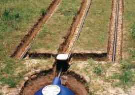 Oczyszczalnia ścieków z drenażem rozsączającym: rozprowadzi w gruncie wszystkie ścieki z domu i tylko co dwa lata ją samą trzeba oczyścić.