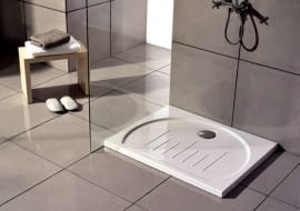 Montaż brodzika płaskiego trzeba przewidzieć na etapie projektowania instalacji, wiąże się to bowiem z odpowiednim poprowadzeniem kanalizacji