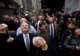 ..Tłumy na Manhattanie oglądają rosnący wieżowiec Beekman Tower, na pierwszym planie projektant, Frank Gehry