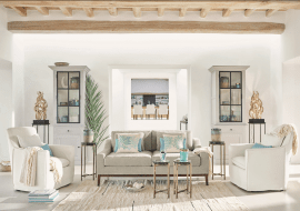 Kilka muszli i poduszki z wizerunkiem korali morskich wprowadziły tu wakacyjny klimat.