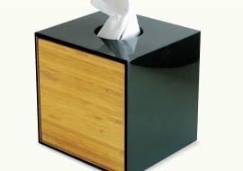 <B>Kosmetyki w firmowych opakowaniach nie dodają łazience urody, warto przełożyć je do ładnych pojemników dopasowanych do jej stylu. Starannie wybierzmy także inne drobiazgi.</B> <BR >AKCESORIA. Pojemnik na chusteczki, bambus, 140 zł, ecomateria.pl