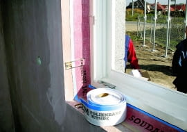 Taki sposób montażu powinien być przedstawiany nie jako opcja, ale jako obowiązujący standard. Już na etapie zamawiania okien, upewnijmy się, czy w ramach montażu sprzedawca przewiduje ocieplenie i uszczelnienie (zgodnie z zasadą "szczelniej od wewnątrz niż od zewnątrz") styku okna z murem, a potem - zanim ekipa otynkuje ościeże - czy ten etap prac nie został pominięty.