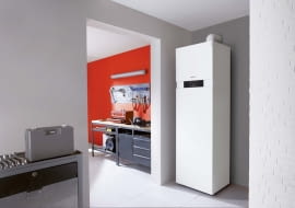 Jednofunkcyjny kocioł kondensacyjny z zasobnikiem może mieć wszystkie elementy niezbędne do pracy w instalacji grzewczej zasłonięte estetyczną obudową