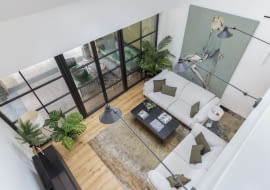 Dom typu stodoła i nowoczesna aranżacja wnętrz