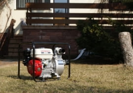 Motopompa Honda WB20XT, silnik GX120 o mocy 2,6 kW, wydajność do 36000 l/h. Maksymalna wysokość podnoszenia wody - 32 m, maksymalna odległość pomiędzy lustrem wody, a króćcem ssawnym pompy - 8 m. Cena 1489,99 zł, Honda.