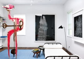 W sypialni gościnnej rzeźba kalifornijskiego artysty Aarona Curry. Na ścianie grafika duetu Langlands & Bell. Przy leżance Jaquesa Adneta (projekt z ok. 1950 r.) lampa z lat 50. kupiona na pchlim targu, na ścianie dzieło Sigmara Polke z 2006 r.