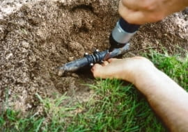 Zakładanie opasek zaciskowych na rurach.