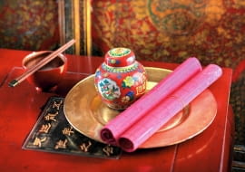 Tradycyjnym chińskim napojem jest herbata, wypijana zarówno do posiłków, jak i między nimi. Do jej przechowywania, parzenia i picia służą porcelanowe naczynia.