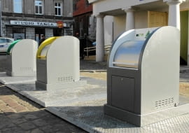 05.11.2014 Torun . Ostatnie przygotowania przed oddaniem do uzytku podziemnych pojemnikow na odpady na Rynku Nowomiejskim w Toruniu . Fot. Wojciech Kardas / Agencja Gazeta DLOTO strony lokalne GW - Toruń SLOWA KLUCZOWE: podziemne smietniki podziemny smietnik kosz na smieci ZDJĘCIE DO WKŁADKI: DLOTO strony lokalne GW - Toruń