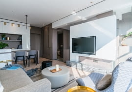 Przestronne mieszkanie z wanną w sypialni