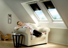 Zasłaniając latem okna, możemy w znacznym stopniu ograniczyć nagrzewanie pomieszczeń przez słońce