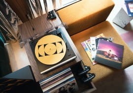 Stacja z winylami w TRIBE Paris Clichy Hotel