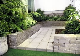 Zieleń posadzona na skarpach lub w dużych donicach z jednej strony sprawia wrażenie bujniejszej, z drugiej - starannie uporządkowanej