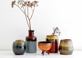 Taniec na trzech nóżkach. Najnowsza kolekcja skandynawskiej marki Bloomingville to wielki powrót do rzemiosła. Ręcznie robione osłonki na doniczki, wazoniki i miseczki na drobiazgi urzekają tonacjami kolorystycznymi zaczerpniętymi z natury. bloomingville.com