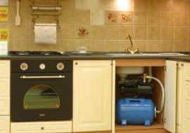 Zestaw hydroforowy ze zbiornikiem o pojemności 20 l można zamontować w szafce pod zlewem