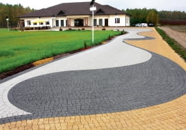 Kostka ARCO LUX, grubość 6 cm, wymiary 10 × 6,5 × 8,4 cm, 10 x 7,5 cm i 10 x 10 cm, kolory: grafitowy, bursztynowy i perłowy, cena od 34,40-34,70 zł/m2 (netto), JADAR