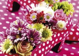 Nie wyrzucajmy pochopnie kaloszy, z których wyrosło nasze dziecko, nie pozbywajmy się bezużytecznych koszyków i kartonowych pudełek. Nawet one mogą stać się... wazonami. Pamiętajmy tylko, że do takich nietypowych wazonów trzeba wstawić naczynie z wodą, na przykład mały słoiczek albo miseczkę. W magicznych pantofelkach Kopciuszka zakwitły róże, chryzantemy i kalina. Takie wielobarwne kompozycje mogą śmiało wejść z przedpokoju na salony.