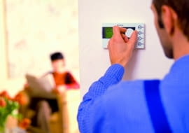 Aby obsługa termostatu była wygodna wiesza się go zazwyczaj na wysokosci 1,5 m nad podłogą