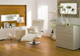 Wybierając drewno na podłogę, zwróćmy uwagę przede wszystkim na jego twardość, którą określa tzw. współczynnik Brinella. Im twardszy gatunek drewna, tym jest on wyższy. Drewno o współczynniku poniżej 2 jest miękkie i nie nadaje się na podłogi, między 2,1 a 3 - średniej twardości, przeznaczone do sypialni i pokojów dziecięcych, pomiędzy 3,1 a 4 - twarde, polecane do przedpokojów, pokojów dziennych i salonów, powyżej 4,1 - bardzo twarde, które można układać w biurach, sklepach, urzędach itp. <br /> DREWNO EGZOTYCZNE. Jatoba - współczynnik Brinella - 7. Drewno w czerwono-brązowym kolorze, które pod wpływem słońca przybiera intensywne odcienie czerwieni, najbardziej ciemnieje w ciągu 3 miesięcy po położeniu. Zachowuje równą i gładką powierzchnię przez wiele lat. Deska barlinecka Exclusiv Jatobe, 18 x 220 cm, gr. 1,4 cm, 281,67 zł/m kw., Barlinek