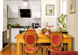 Właściciele mieszkania pochodzą z Wrocławia. W ich warszawskich czterech kątach wiele jest dzieł tamtejszych artystów. - Są duszą domu - mówi gospodyni. - Obrazy i rzeźby Przypominają o bliskich mi ludziach i o rodzinnym mieście. <BR /> Na umownej granicy między kuchnią a strefą wypoczynkową jest kąt jadalny. Stół zrobił własnoręcznie ojciec gospodyni, Ryszard Gluza - rzeźbiarz i profesor wrocławskiej ASP. Krzesła obite pluszem to nabytek z internetowej aukcji. Na podłodze w całej części dziennej położono deski z egzo- tycznego drewna merbau.