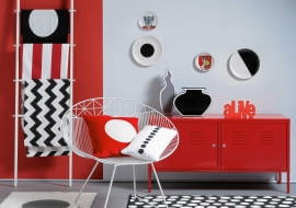 MEBLE: komoda - 399 zł, wieszak-drabina - 69,99 zł, IKEA; fotel - 1299 zł, Scandinavian Living. POZOSTAŁE: wazon szary - 203 zł, Le Pukka; wazon czarny - 239 zł, Eurofirany; napis - 129 zł, BoConcept; talerz z lwem - 75 zł, Q Forma; talerz biało-czarny - 12,99 zł, IKEA; talerz z syrenką - 10 zł, talerz z czarnym kołem - 8 zł, targ staroci; poduszka czerwona - 399 zł, Scandinavian Living; poduszka w grochy - 129 zł, Cube; na drabinie (od góry): ściereczka - 65 zł, Scandinavian Living; poszewka w pasy - 34,90 zł, bieżnik w zygzaki - 36,90 zł, dekoria.pl; dywany z szarym i białym kołem - 299 zł/szt., dywan w kwiaty - 459 zł, Scandinavian Living; dywan w grochy - 89 zł, IKEA. NA ŚCIANIE: farby 'Ogniste flamenco' i 'Dryfujące kry' - 85 zł/5 l, Dulux. 06.08.2015 Warszawa . Wnetrza , kolor i wzor , temat kolor czerwony , sesja dla : Cztery Katy , stylizacja Joanna Plachecka . Fot. Michal Mutor SLOWA KLUCZOWE: WNETRZA DEKORACJE