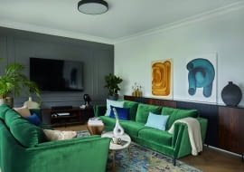 Spójne, ciekawe wnętrze przyciąga uwagę między innymi dobraną kolorystyką. W miarę spokojne barwy, ale jednocześnie dość żywe, pozbawione nudy, tworzą harmonijną, przyjemną do mieszkania przestrzeń.