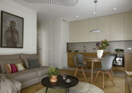 Elegancko i naturalnie - aranżacja mieszkania w stylu mid century modern