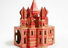 Kartonowy domek dla kotów w kształcie soboru Wasyla Błogosławionego w Moskwie.