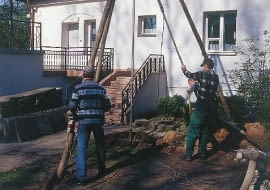 Ustawianie trójnogu do wiercenia nowej studni. Jej usytuowanie było kompromisem między wyborem właścicieli a wskazaniami doświadczonych studniarzy.