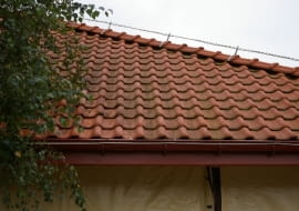 Zabrudzone pokrycie z dachówki cementowej