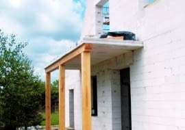 Balkon w domu ze ścianami jednowarstwowymi z betonu komórkowego