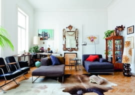 Między sofą i lampą z IKEI biedermeierowska witryna, na niej drewniane laleczki z japońskiego pchlego targu. Bauhausowskie meble dogadują się ze sprzętami z poprzedniego wieku.