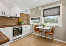 mała kwadratowa kuchnia w bloku z oknem