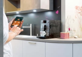 Zanim wstaniesz, będzie gotowa. EKSPRES DO KAWY CAFEROMATICA 768 możesz włączyć zdalnie przy użyciu smartfona, nie ruszając się z łóżka. Zaparzy twój ulubiony napój według przepisu, który zapisałeś w pamięci ekspresu około 3199?zł Nivona