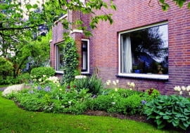 HOLANDIA FIJART OGROD PRYWATNY ZAGRANICZNY WLASCICIEL GREET TAKX RZEZBIARKA N/Z RABATA MIESZANA OKNO CEGLA TULIPAN TULIPA ROSLINA CEBULOWA PNACZE FUNKIA HOSTA BYLINA DOM FOT. AGNIESZKA MATYSZCZYK SLAJD MALY PUBLIKACJA OGRODY NR 12 (56) - 12.2003