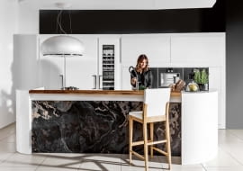 Najciekawszym rozwiązaniem w kuchni Liguria jest duża wyspa z efektownym frontem z naturalnego łupka.